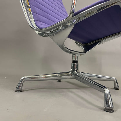 Vitra EA 115 Bürostuhl in Lavendel mit Aluminiumgestell und Hopsak-Bezug, nicht drehbar