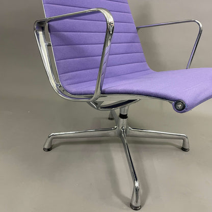 Vitra EA 115 Hopsak Bürostuhl in lavendel mit nicht drehbarem Design und verchromtem Gestell