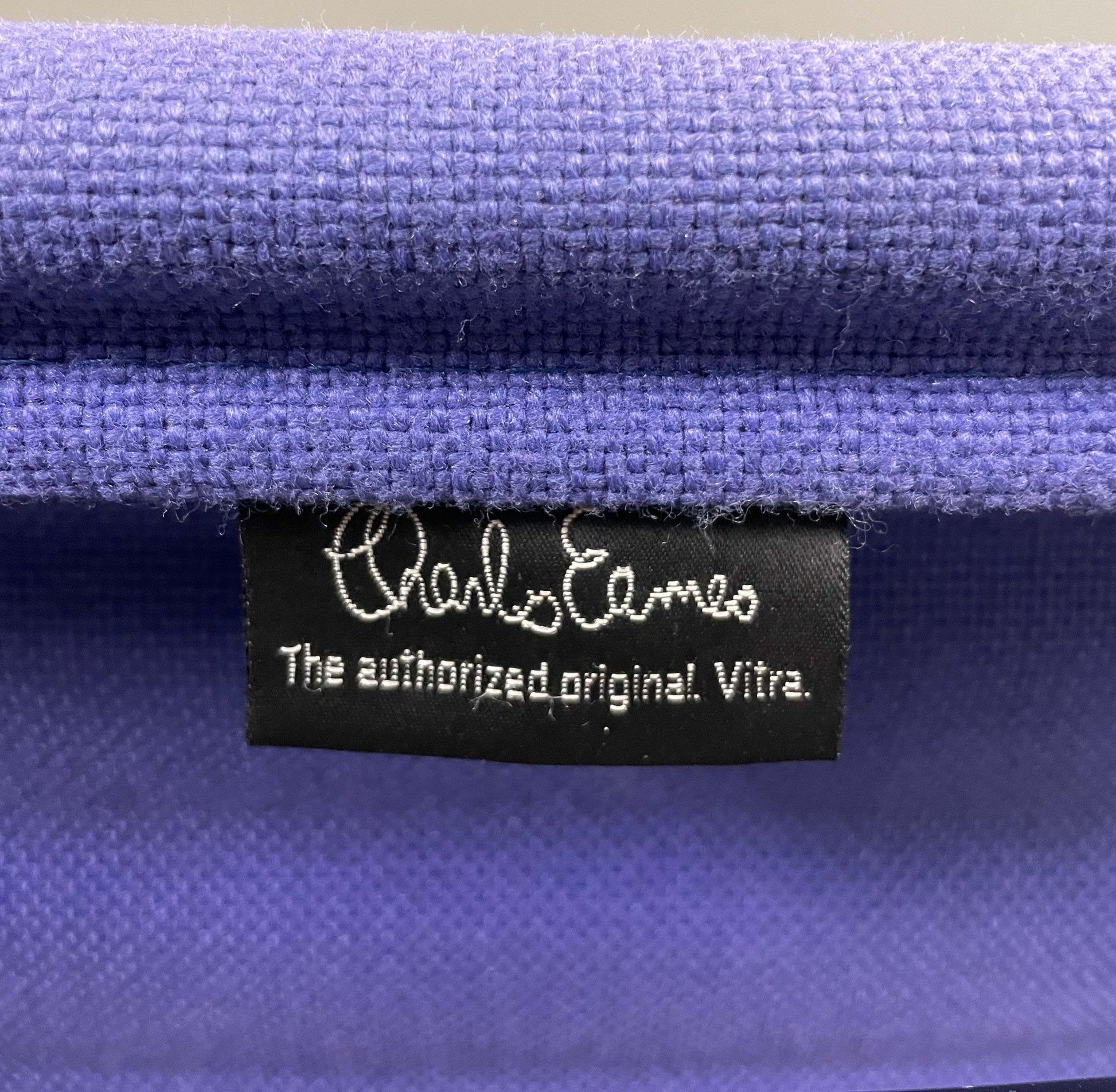 Vitra EA 115 Hopsak Stoff in Lavendel mit Charles Eames Etikett