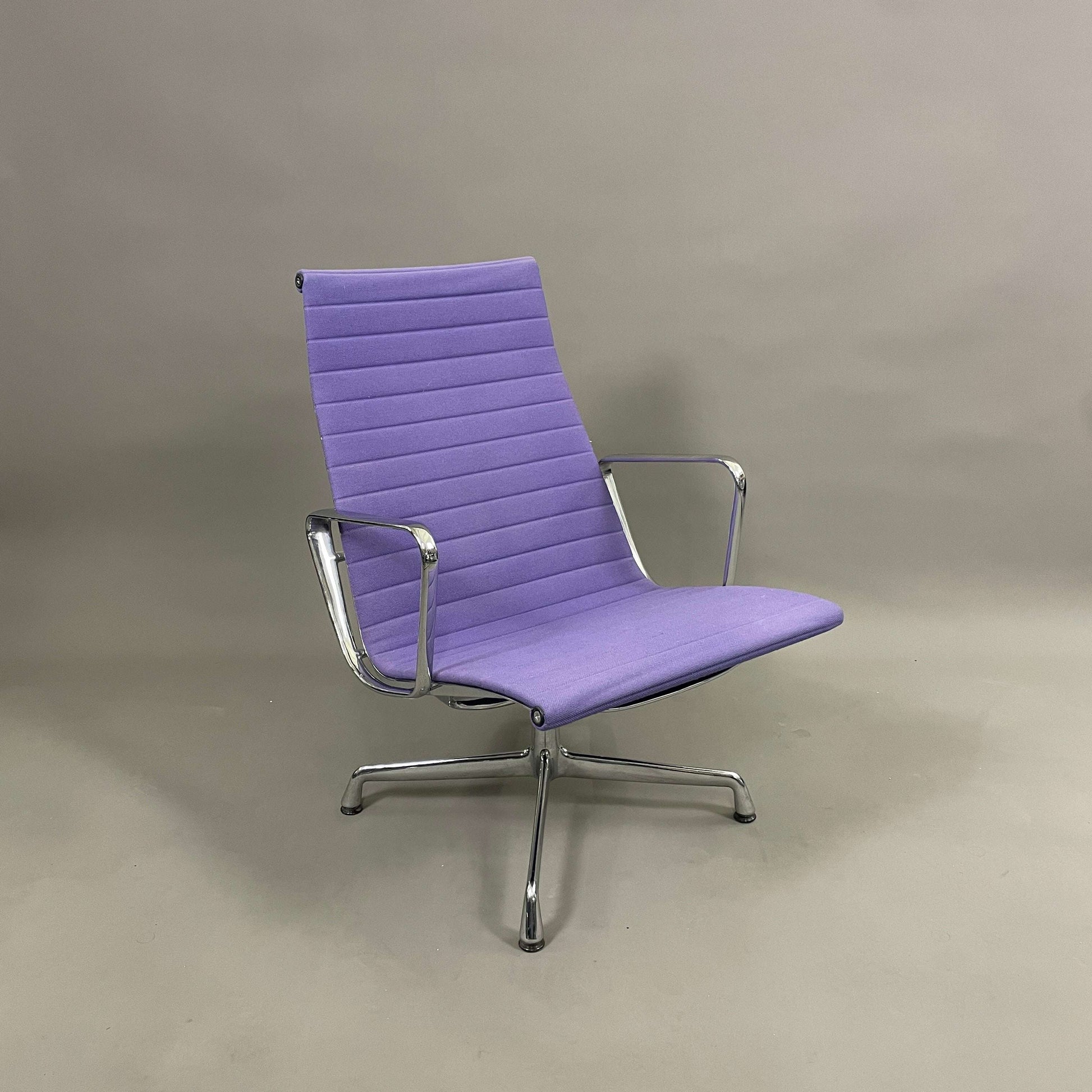 Vitra EA 115 Hopsak Stuhl in lavendelfarben mit verchromtem Gestell, nicht drehbar