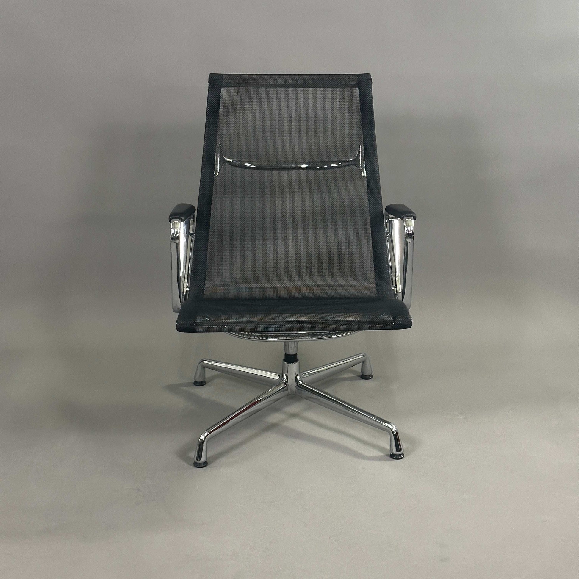 Vitra EA 116 Netz schwarzer Drehstuhl mit Lederarmlehnen und Chromgestell