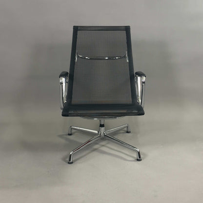 Vitra EA 116 Netz schwarzer Drehstuhl mit Lederarmlehnen und Chromgestell