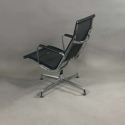 Vitra EA 116 Netz drehbarer Bürostuhl mit schwarzem Netz und Lederarmlehnen, Chromgestell