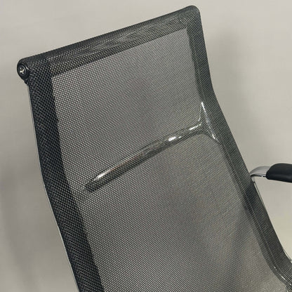 Vitra EA 116 Netz Bürostuhl schwarz mit Lederarmlehnen und Chromgestell, drehbar