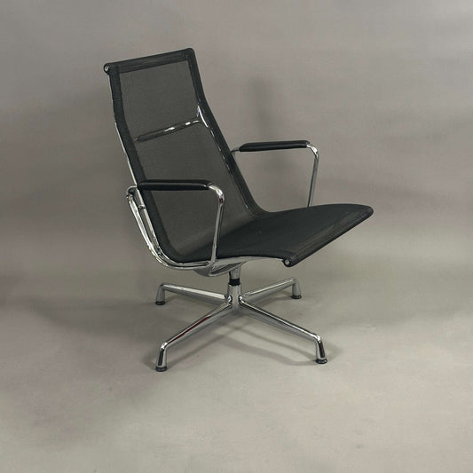 Schwarzer Vitra EA 116 Netz Bürostuhl mit Lederarmlehnen und verchromtem Gestell, drehbar