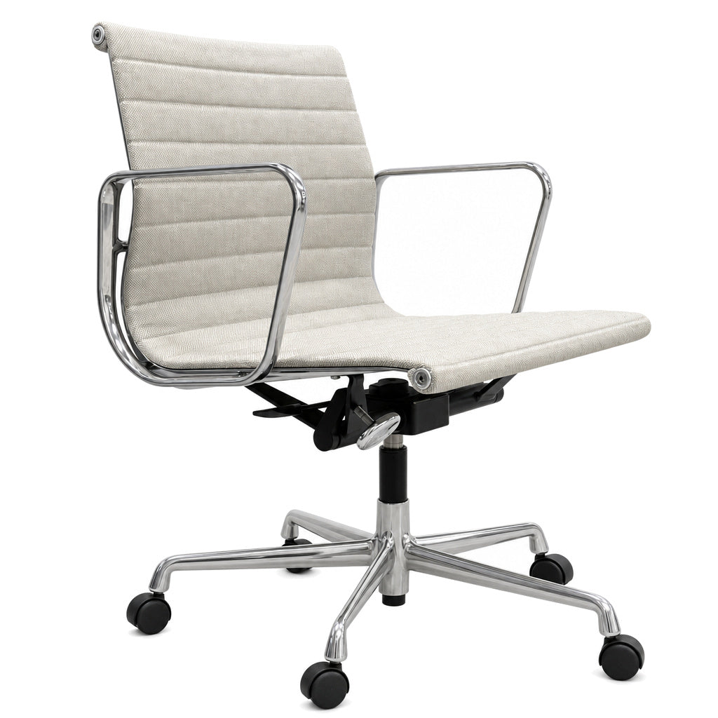 Vitra Eames EA 117 Bürostuhl in Hopsak Beige/Hellgrau mit poliertem Aluminiumgestell und Rollen.