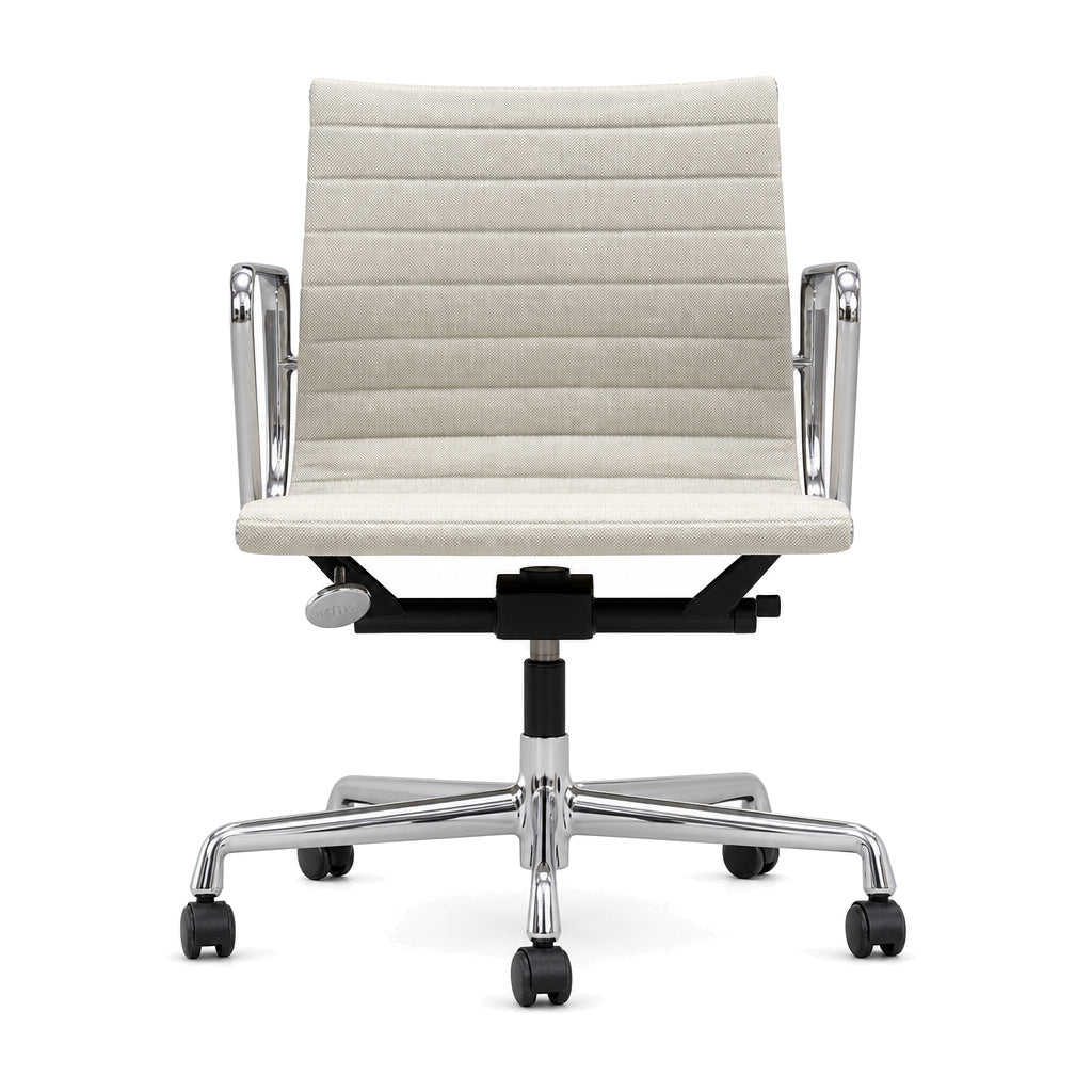 Vitra Eames EA 117 Bürostuhl in Hopsak Beige/Hellgrau mit poliertem Aluminiumgestell und Rollen.