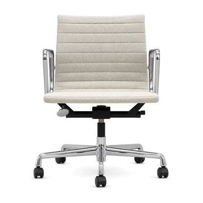 Vitra Eames EA 117 Bürostuhl in Hopsak Beige/Hellgrau mit poliertem Aluminiumgestell und Rollen.