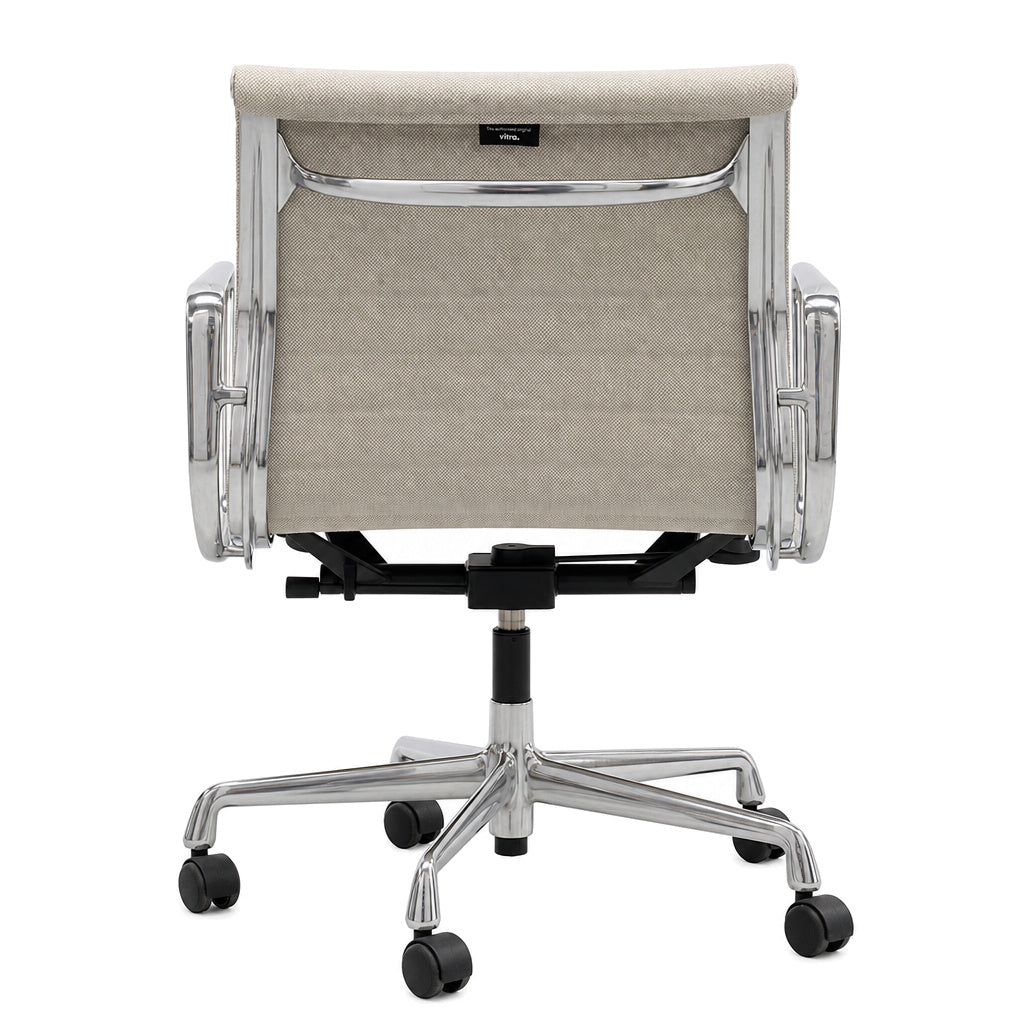 Vitra Eames EA 117 Bürostuhl in Hopsak Beige mit poliertem Aluminiumgestell und Rollen, Rückansicht.