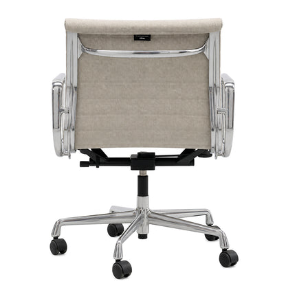 Vitra Eames EA 117 Bürostuhl in Hopsak Beige mit poliertem Aluminiumgestell und Rollen, Rückansicht.