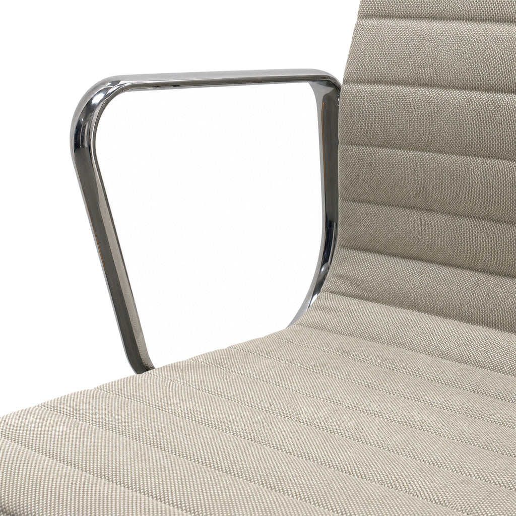 Vitra Eames Alu Chair EA 117 mit beigem Hopsak-Bezug und polierter Aluminium-Armlehne.