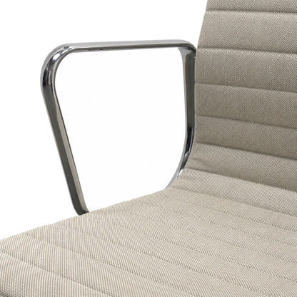 Vitra Eames Alu Chair EA 117 mit beigem Hopsak-Bezug und polierter Aluminium-Armlehne.