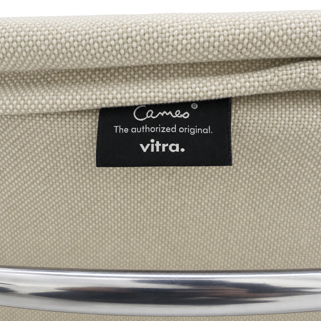 Vitra Eames EA 117 Stuhl mit beigem Hopsak-Bezug, Vitra-Label und poliertem Aluminiumrahmen.