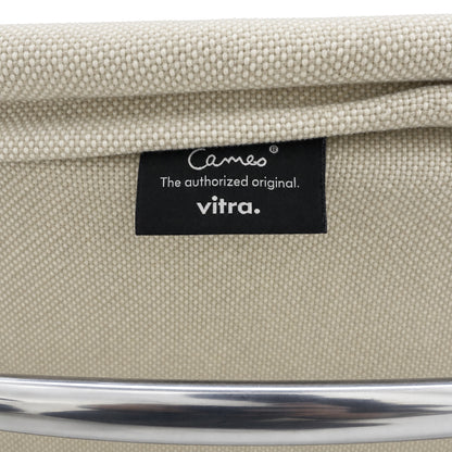 Vitra Eames EA 117 Stuhl mit beigem Hopsak-Bezug, Vitra-Label und poliertem Aluminiumrahmen.