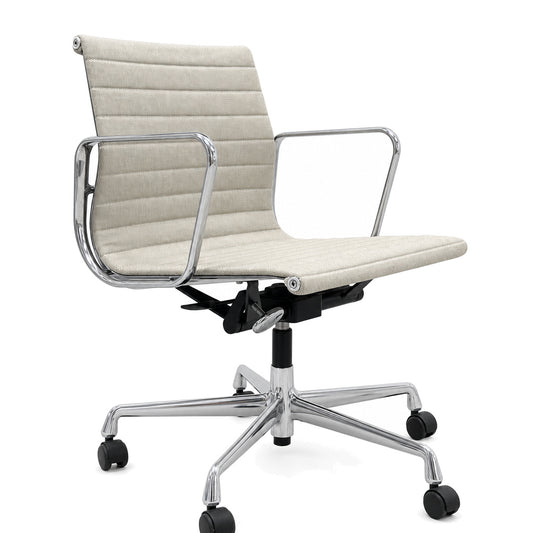 Vitra Eames EA 117 Bürostuhl in Hopsak Beige mit poliertem Aluminiumgestell und verstellbarer Mechanik.