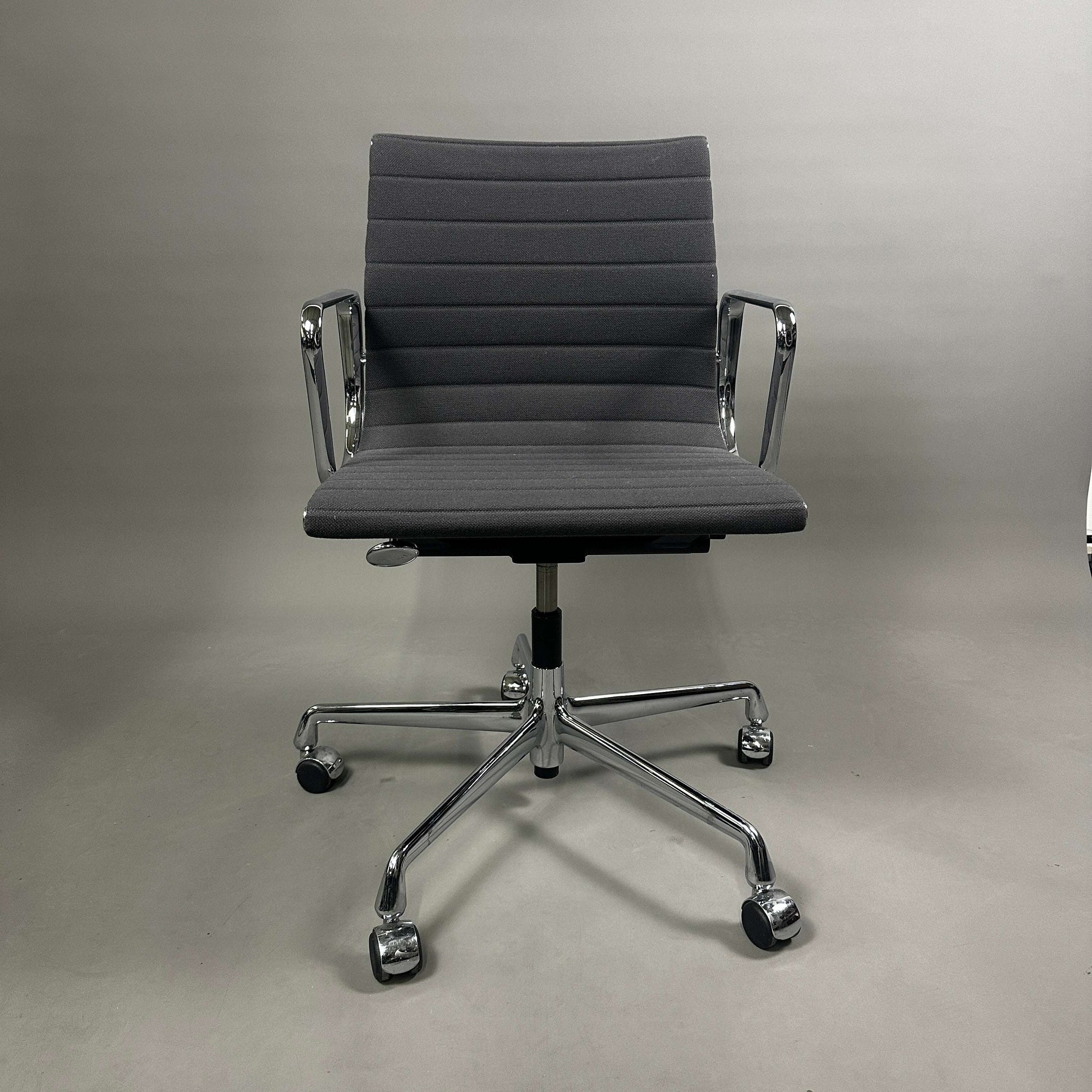 Vitra EA 117 Bürostuhl mit grauem Hopsak-Bezug und verchromtem Gestell, höhenverstellbar und mit arretierbarer Rückneigemechanik