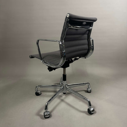 Vitra EA 117 Bürostuhl mit grauem Hopsak-Bezug und verchromtem Gestell, höhenverstellbar und mit arretierbarer Rückneigemechanik
