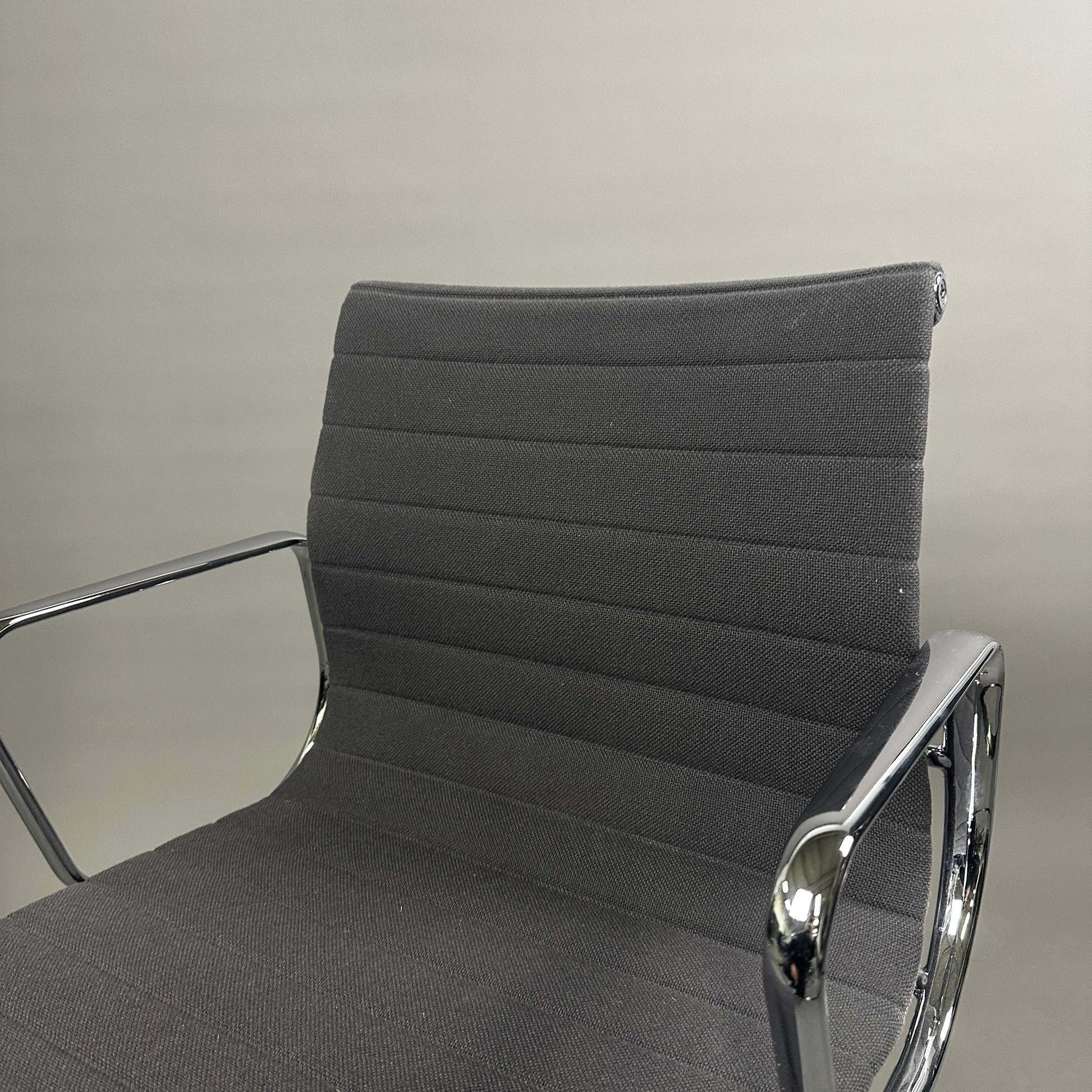 Vitra EA 117 Bürostuhl mit grauem Hopsak-Bezug und verchromtem Gestell, verstellbare Rückenlehne und Sitzhöhe