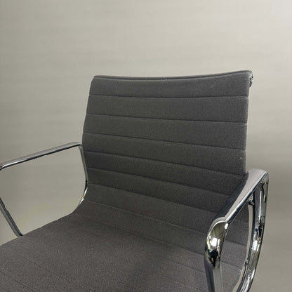 Vitra EA 117 Bürostuhl mit grauem Hopsak-Bezug und verchromtem Gestell, verstellbare Rückenlehne und Sitzhöhe