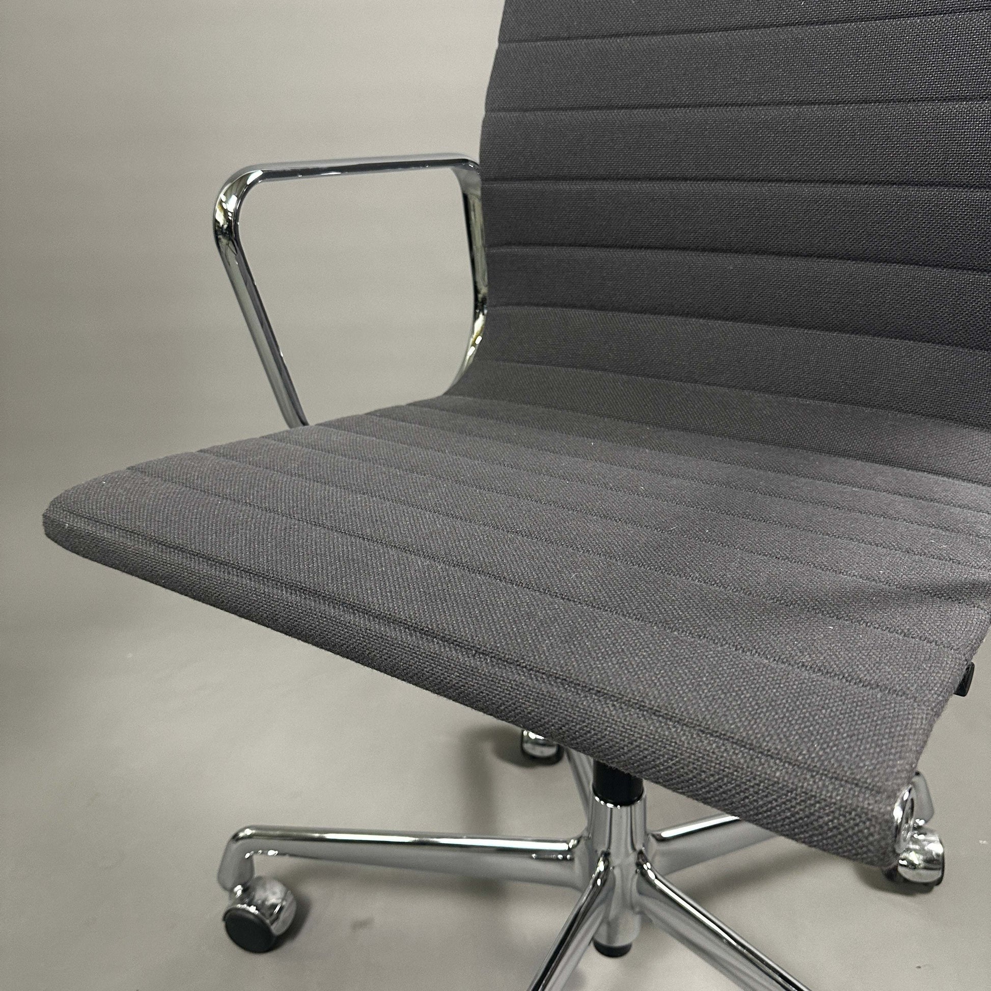 Moderner Vitra EA 117 Bürostuhl mit grauem Hopsak-Bezug und verchromtem Gestell