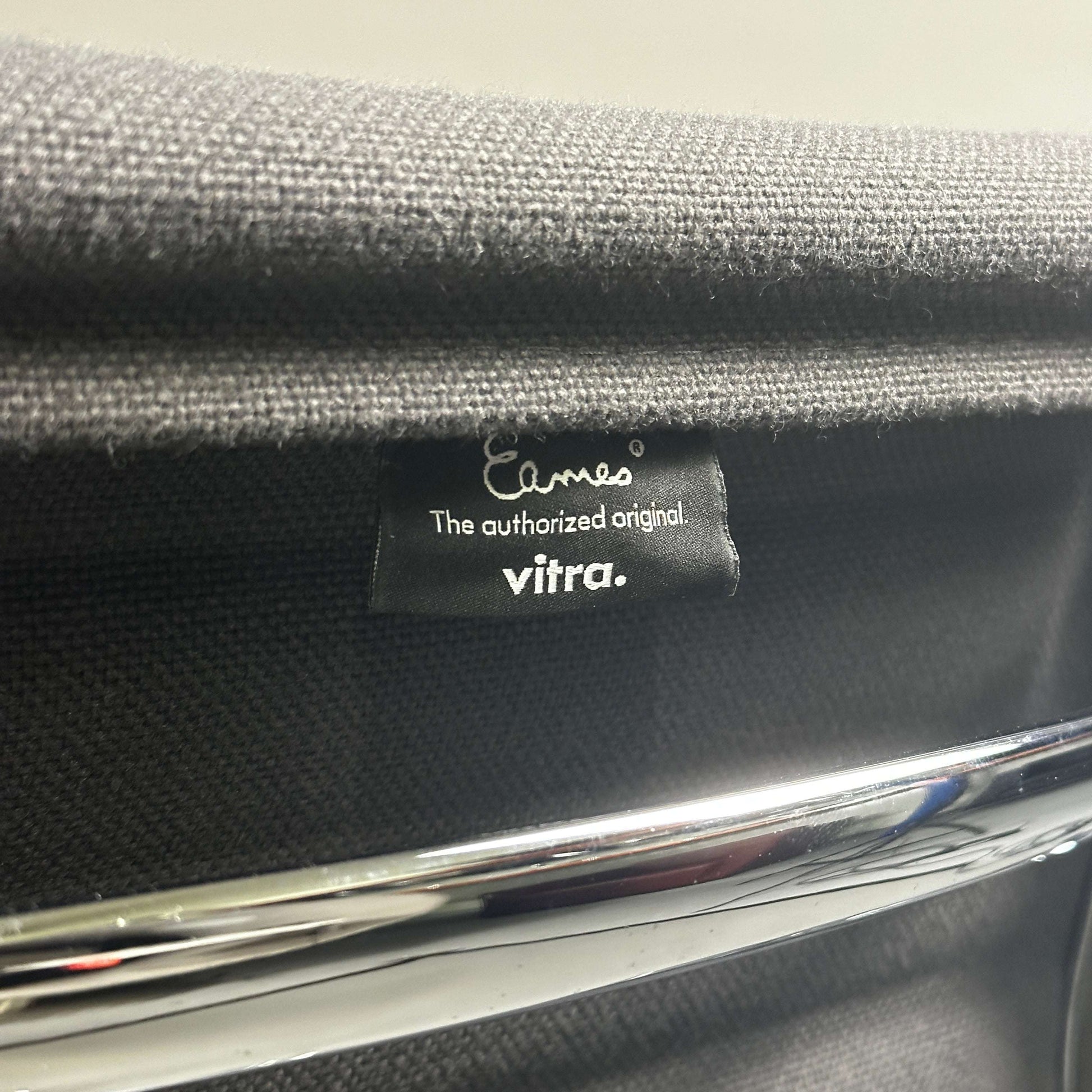 Vitra EA 117 Bürostuhl mit grauem Hopsak-Bezug und chromfarbenem Gestell, verstellbare Rückenlehne und Sitzhöhe