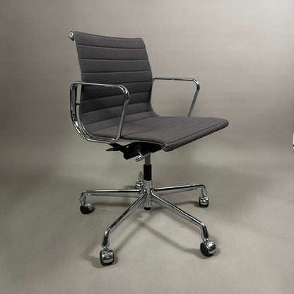Vitra EA 117 Bürostuhl mit grauem Hopsak-Bezug und verchromtem Gestell