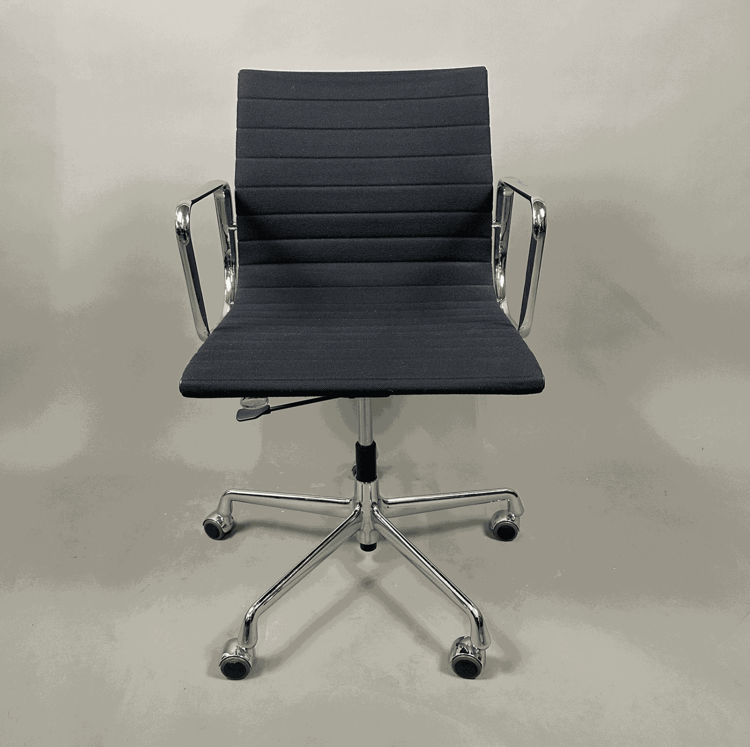 Vitra EA 117 Bürostuhl mit schwarzem Hopsak-Bezug und verchromtem Gestell, verstellbare Sitzhöhe und Rückneigung