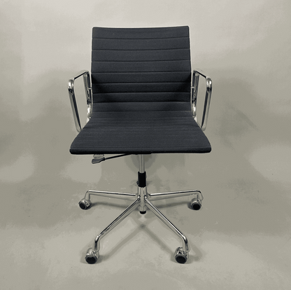 Vitra EA 117 Bürostuhl mit schwarzem Hopsak-Bezug und verchromtem Gestell, verstellbare Sitzhöhe und Rückneigung