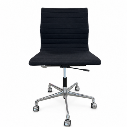 Vitra Eames EA 117 Bürostuhl mit schwarzem Hopsak-Bezug und verchromtem Fünfsternfuß auf Rollen.