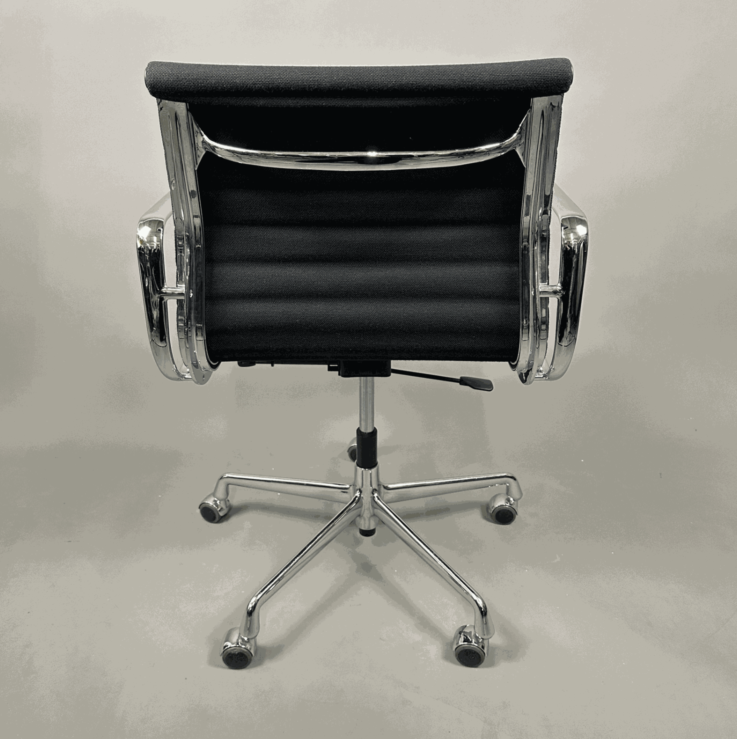 Vitra EA 117 Bürostuhl mit schwarz Hopsak Bezug und verchromtem Gestell, höhenverstellbar und mit Rückenlehnenverstellung
