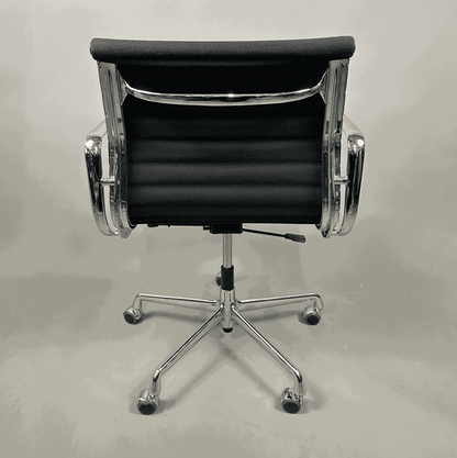 Vitra EA 117 Bürostuhl mit schwarz Hopsak Bezug und verchromtem Gestell, höhenverstellbar und mit Rückenlehnenverstellung