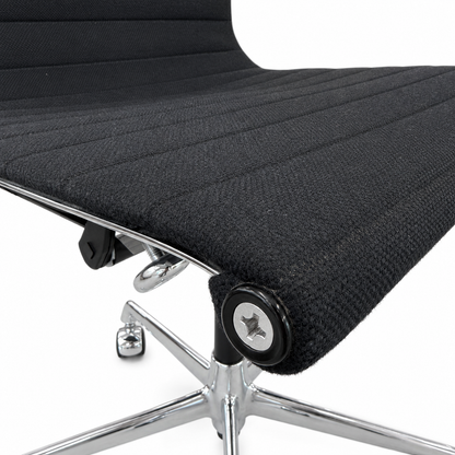 Vitra Eames Alu Chair EA 117 mit schwarzem Hopsak-Bezug und verchromtem Fünfsternfuß.