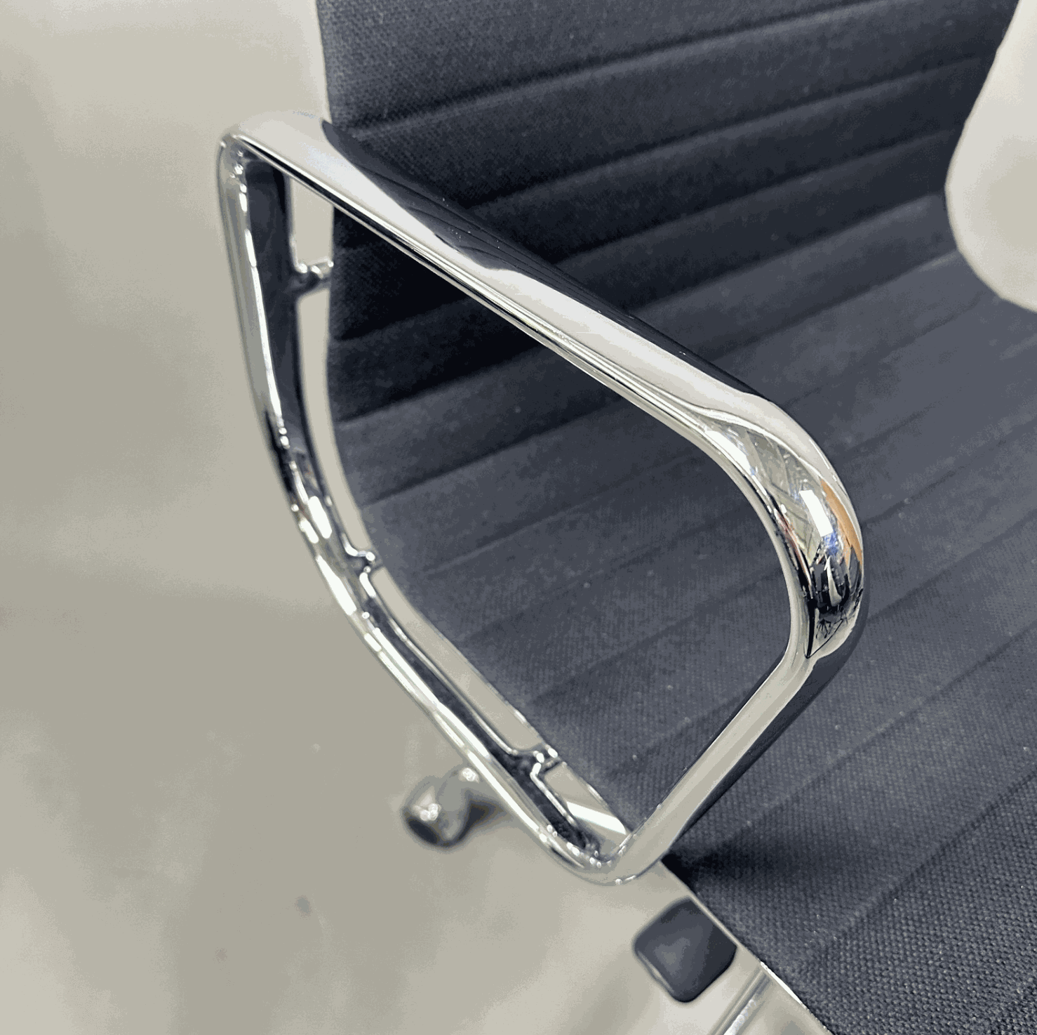 Vitra EA 117 Bürostuhl mit schwarzem Hopsak-Bezug und verchromtem Aluminiumgestell, verstellbare Rückenlehne und Sitzhöhe.
