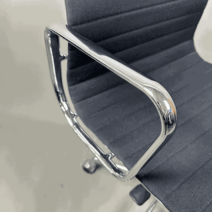 Vitra EA 117 Bürostuhl mit schwarzem Hopsak-Bezug und verchromtem Aluminiumgestell, verstellbare Rückenlehne und Sitzhöhe.
