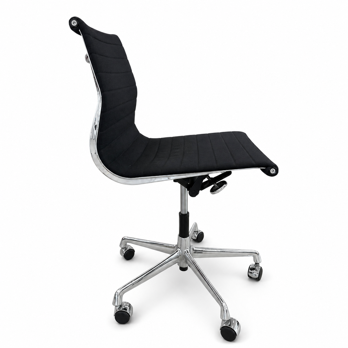Vitra Eames Alu Chair EA 117 mit schwarzem Hopsak-Bezug und verchromtem Gestell auf Rollen in Seitenansicht.