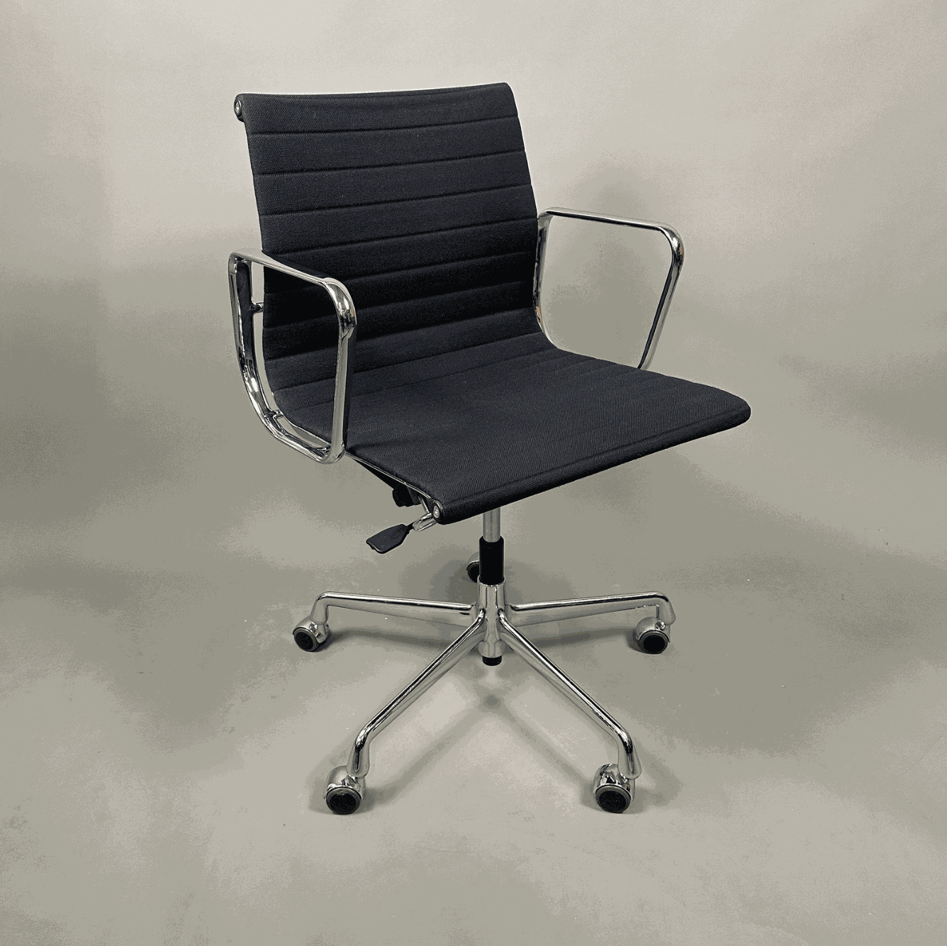 Vitra EA 117 Bürostuhl mit schwarzem Hopsak-Bezug und verchromtem Gestell, höhenverstellbar und mit Rückneigemechanik