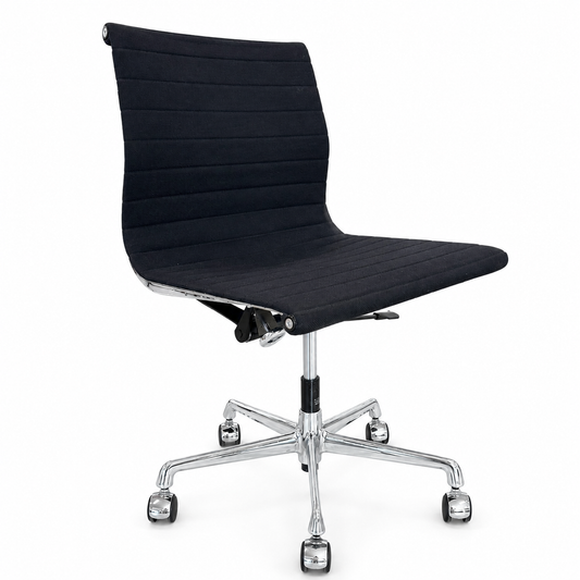 Vitra Eames Alu Chair EA 117 mit schwarzem Hopsak-Bezug und verchromtem Fünfsternfuß auf Rollen.