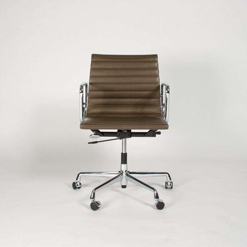 Moderner Vitra EA 117 Bürostuhl mit braunem Lederbezug und verchromtem Gestell, höhenverstellbar mit Rückneigemechanik.