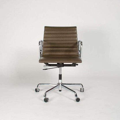 Moderner Vitra EA 117 Bürostuhl mit braunem Lederbezug und verchromtem Gestell, höhenverstellbar mit Rückneigemechanik.