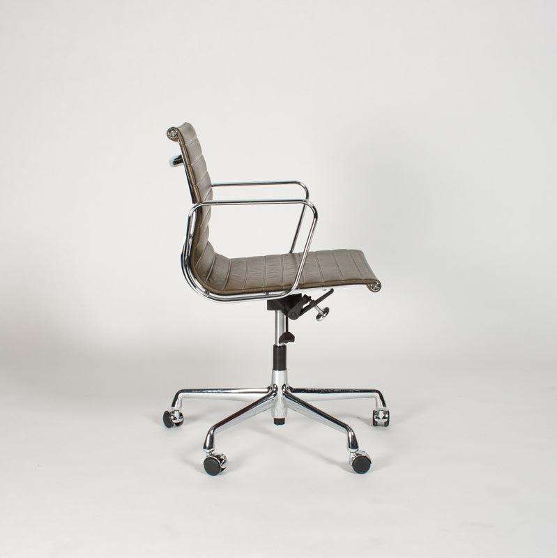 Vitra EA 117 Bürostuhl mit braunem Lederbezug und verchromtem Gestell, höhenverstellbar und mit verstellbarer Rückenlehne