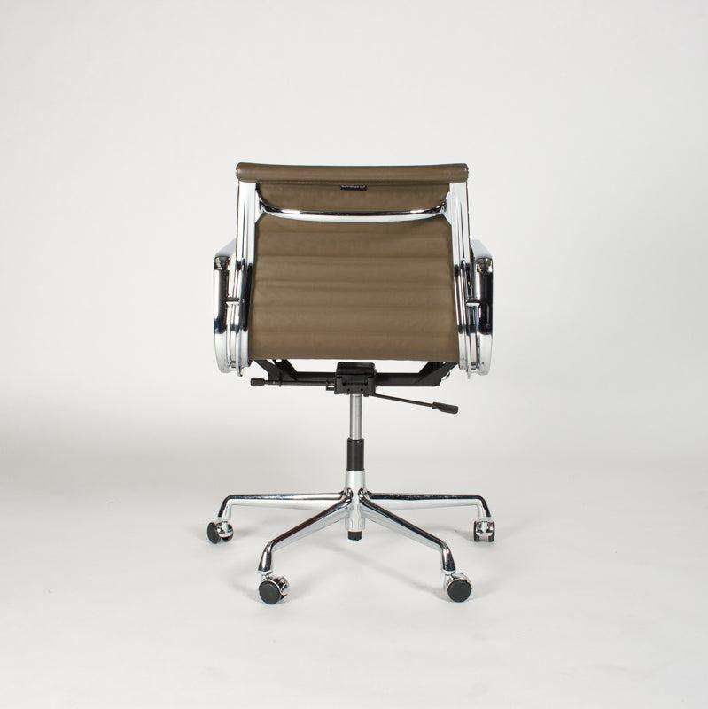 Vitra EA 117 Lederstuhl in Braun mit Chromgestell, verstellbarer Rückenlehne und Gasfeder für Sitzhöhe.