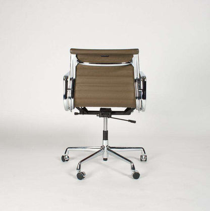 Vitra EA 117 Lederstuhl in Braun mit Chromgestell, verstellbarer Rückenlehne und Gasfeder für Sitzhöhe.