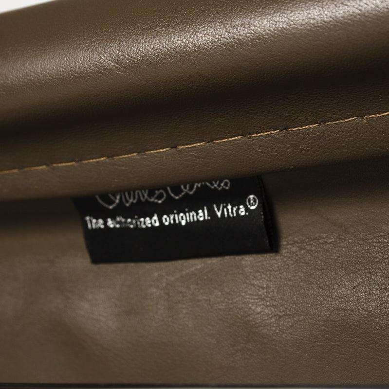 Vitra EA 117 brauner Ledersessel mit Chromgestell und verstellbarer Rückenlehne