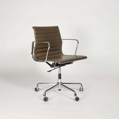 Vitra EA 117 Drehstuhl mit braunem Lederbezug und chromgestell, höhenverstellbar und mit arretierbarer Rückneigemechanik
