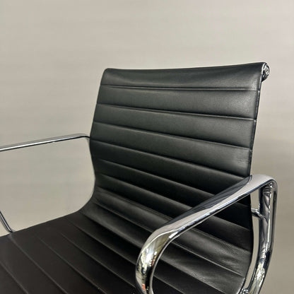 Schwarzer Vitra EA 117 Eames Alu Chair mit Lederbezug und chrom Gestell, höhenverstellbar, mit arretierbarer Rückneigemechanik.