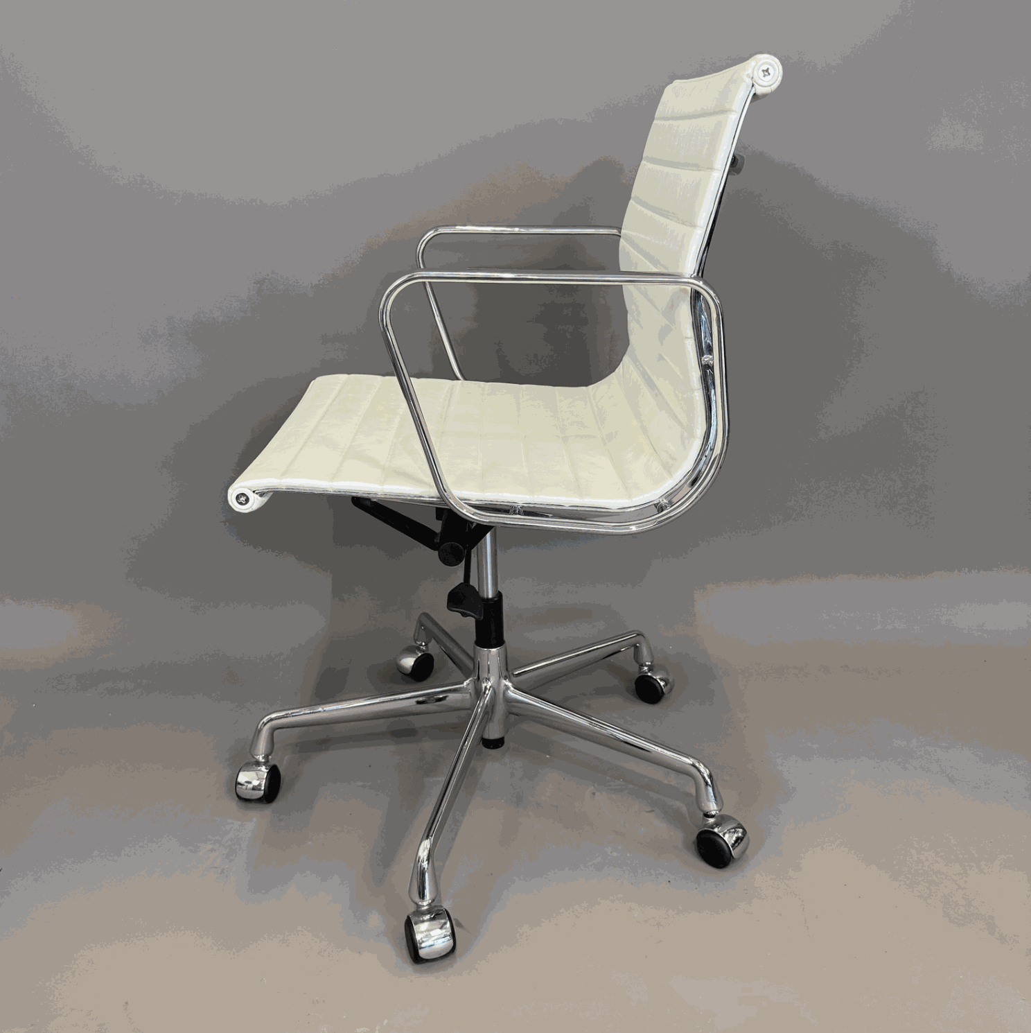 Vitra EA 117 Bürostuhl weißes Leder chrom Gestell drehbar höhenverstellbar mit Rollen