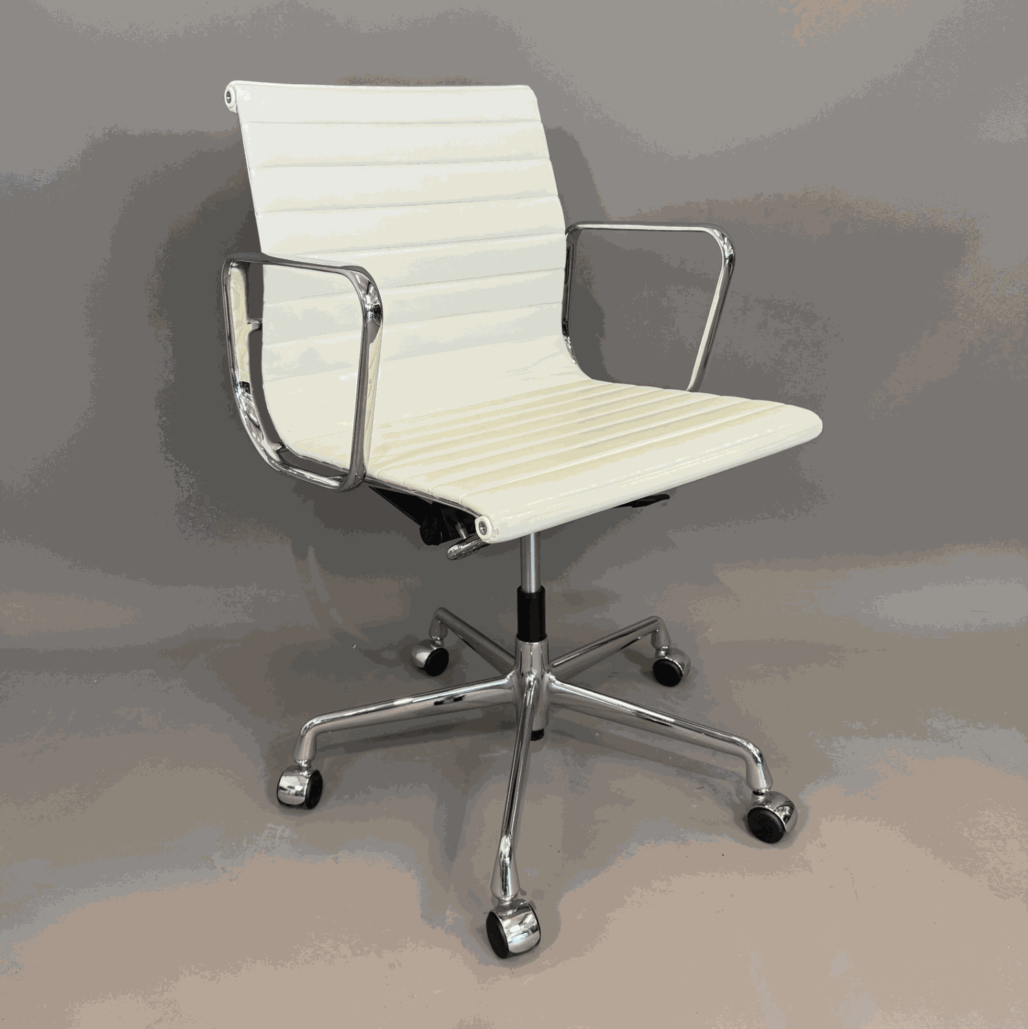Vitra EA 117 Bürostuhl aus weißem Leder mit chromgestell und drehbarer Sitzfläche