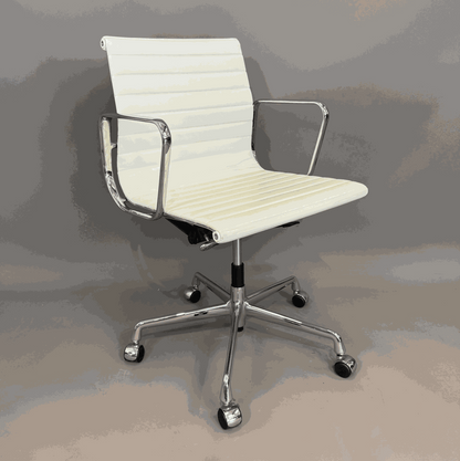 Vitra EA 117 Bürostuhl aus weißem Leder mit chromgestell und drehbarer Sitzfläche