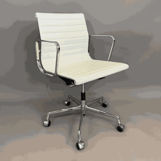 Vitra EA 117 Bürostuhl aus weißem Leder mit chromgestell und drehbarer Sitzfläche
