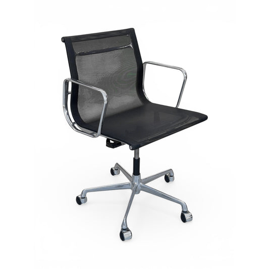 Vitra EA 117 Bürostuhl mit schwarzem Netzgewebe und Chromgestell, auf Rollen.